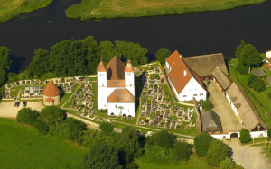Luftbild Perschen Luftbild des Denkmalensembles Perschen mit Karner, Basilika und Edelmanshof (Foto: Freilandmuseum Oberpfalz)