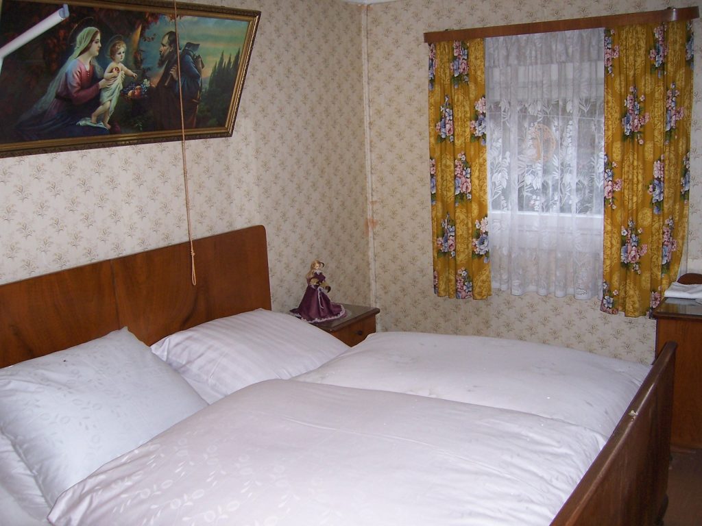 Schlafzimmer des Behelfshaus Breitenried,Gmd. Tiefenbach, LK Cham (Foto: Freilandmuseum Oberpfalz)
