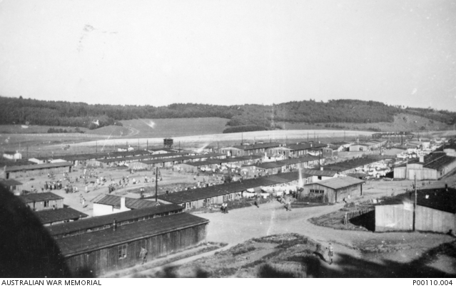 Blick auf Stalag 383, 1944. Deutlich sind die Baracken vom Typ 260/9im Vordergrund zu erkennen. (P00110.004, Australian War Memorial)