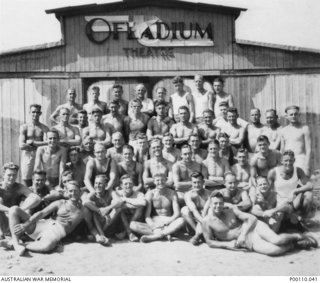 Kriegsgefangene in Stalag 383, Hohenfels vor einer Baracke Typ OKH 260/9
