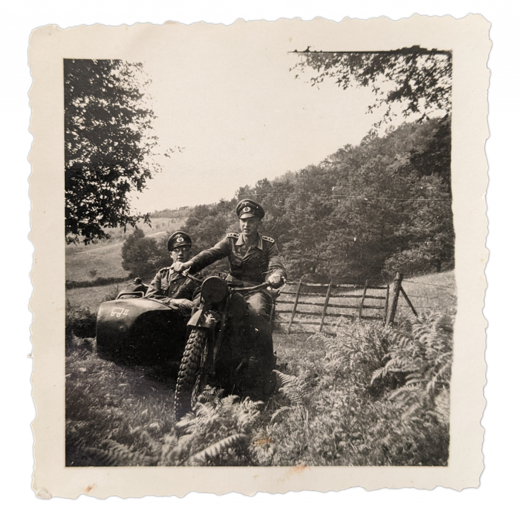 Historisches Foto, das Josef Windisch im Beiwagen eines Motorrads zeigt (Foto: aus Privatbesitz, Bearbeitung: Julian Moder).