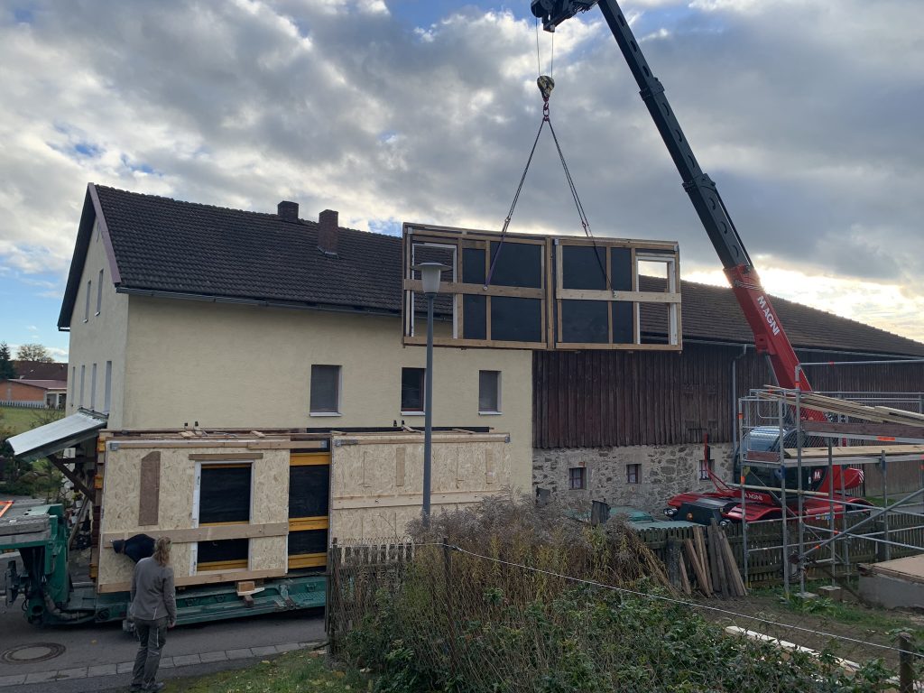 Die letzte Wandscheibe des Hauses aus Breitenried wird am 6.11.2023 verladen. (Foto: Tobias Hammerl)