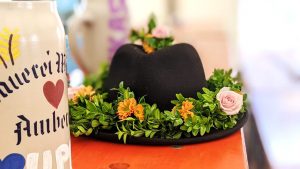 Ein anlässlich der Kirwa in Ursulapoppenricht bemalter Bierkrug sowie ein selbstgebundener Blumenkranz sind auf dem Bild zu sehen (Foto: Michaela Stauber).
