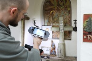 Das Franziskusmarterl wird mit dem 3D-Scanner erfasst (Foto: Michaela Stauber).