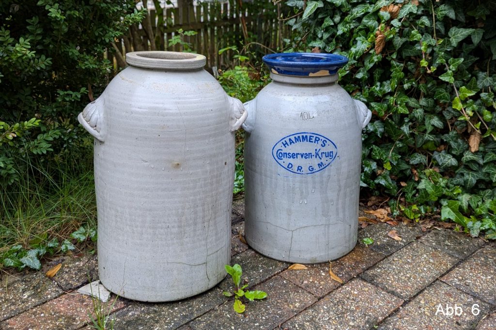 Zwei traditionelle Sauerkrauttöpfe aus Keramik