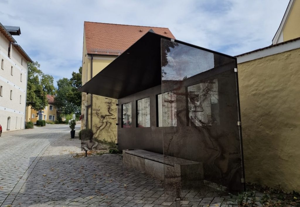 Moderne Bushaltestelle im Herzen von Eilsbrunn neben der Kirche.