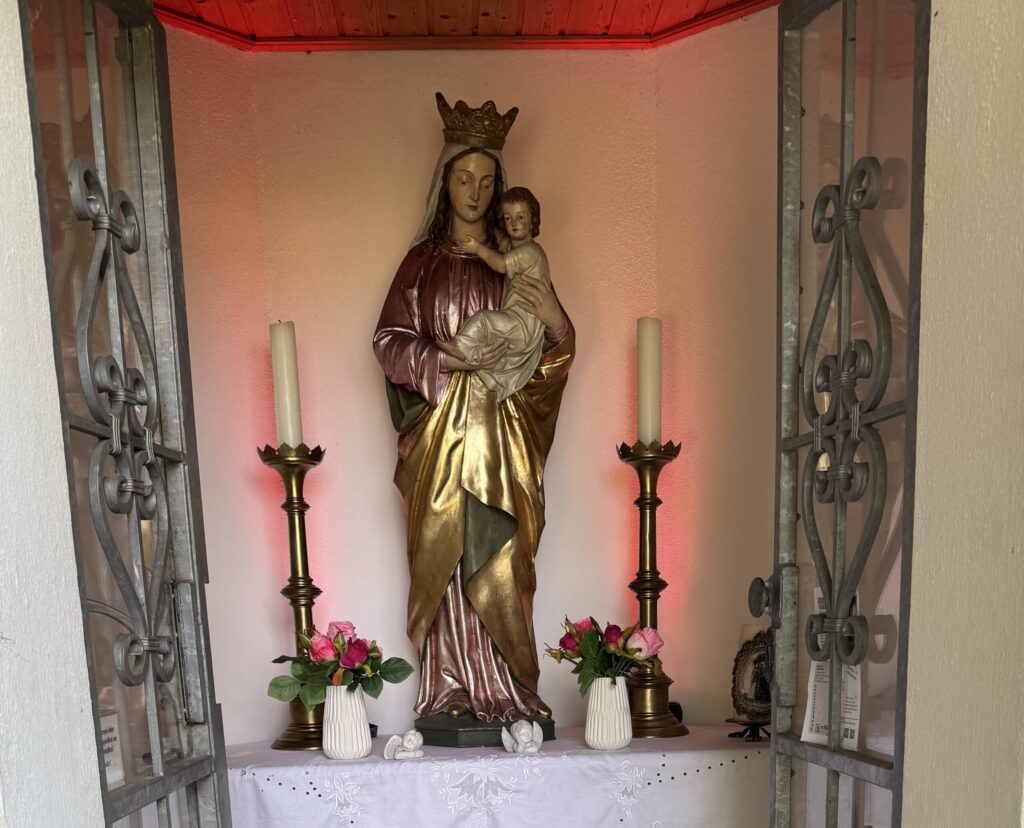 Blick in die Marienkapelle am Rande des Weintinger Hölzls (Foto: Fabienne Appel, 2026)